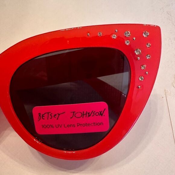 BETSEY JOHNSON Red Cat Eye Sunglasses
Bling-accented Rims Animal Print Arms
NWT main image 4